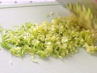 3、迷你蛋饺,豌豆苗切碎，奶酪切小丁，都放入牛肉的碗中。