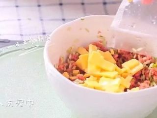 4、迷你蛋饺,加几滴柠檬汁将牛肉腌制一下。