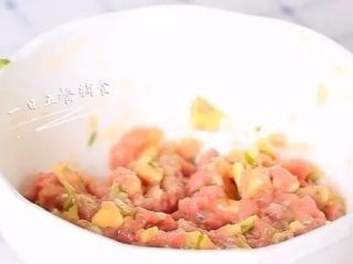 5、迷你蛋饺,2个鸡蛋打入碗中，其中一个蛋清加入牛肉馅里，增加馅料的粘性。将蛋清和其他馅料搅拌均匀。