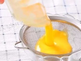 7、迷你蛋饺,过筛一下，蛋皮更漂亮。