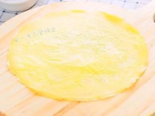 9、迷你蛋饺,这里蛋皮越薄越好，表面没有流动的蛋液就可以出锅了,不需要翻面。继续摊下一张皮。