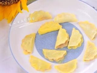 13、迷你蛋饺,在碗上盖一个保鲜膜，戳几个洞洞眼。上锅蒸20分钟。完成啦。