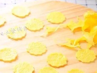 10、迷你蛋饺,用蝴蝶面模具压出了一个个迷你蛋皮。