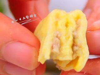14、迷你蛋饺,一口一个，肉馅很水嫩，一点不老，宝宝很轻松地一口气吃掉10个8个。