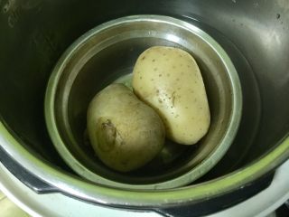 3、圆土豆+芝士土豆饼,把土豆蒸熟。因为我是做全家吃的量，所以蒸了两个，如果只给宝宝做，可以减量。