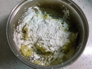 6、圆土豆+芝士土豆饼, 加入淀粉，混合均匀。