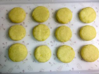 12、圆土豆+芝士土豆饼,把12个土豆饼全部包好。