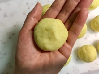 10、圆土豆+芝士土豆饼,用虎口法收紧收口。