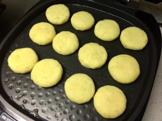 14、圆土豆+芝士土豆饼,把土豆饼放入电饼铛，盖上盖子选择自助烙烤程序，2分钟左右，简至两面金黄即可。