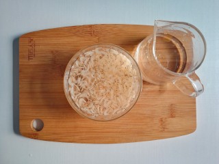 3、春季补钙食谱-虾皮火腿饼,虾皮用清水浸泡30分钟