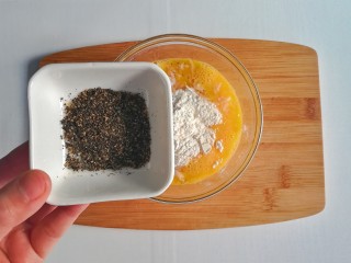 7、春季补钙食谱-虾皮火腿饼,加入牡蛎粉搅拌均匀成无干面粉状态