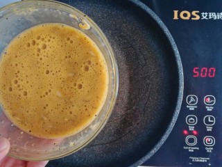 9、春季补钙食谱-虾皮火腿饼,倒入蛋液