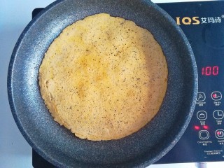 12、春季补钙食谱-虾皮火腿饼,翻面煎至熟透即可