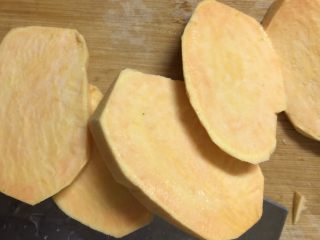 4、地瓜小米粥,切好片后，再切成一条条
