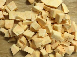 6、地瓜小米粥,切好放入碗里备用