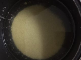 8、地瓜小米粥,电饭锅里倒入1000毫升的清水