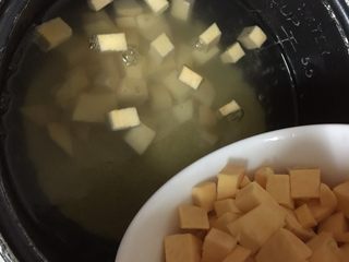 9、地瓜小米粥,接着倒入地瓜