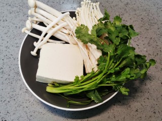 1、白玉菇豆腐汤,准备食材清洗干净