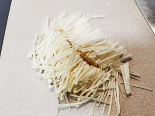3、白玉菇豆腐汤,金针菇去根，切两段