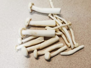 4、白玉菇豆腐汤,白玉菇撕开备用