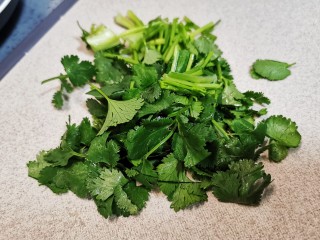 5、白玉菇豆腐汤,香菜切碎备用