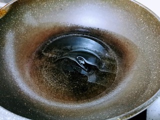 6、白玉菇豆腐汤,锅底少许油