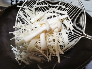 7、白玉菇豆腐汤,放入白玉菇和金针菇