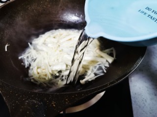 9、白玉菇豆腐汤,加入清水