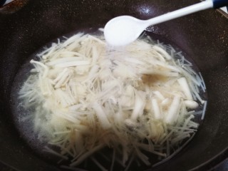 12、白玉菇豆腐汤,汤里加入盐