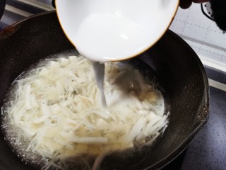15、白玉菇豆腐汤,放入水淀粉适量煮沸