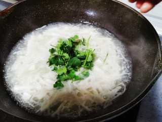 16、白玉菇豆腐汤,放入香菜