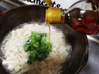 17、白玉菇豆腐汤,少许香油