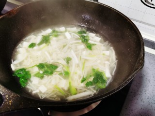 18、白玉菇豆腐汤,搅拌均匀即可出锅