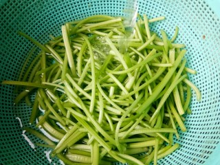 2、清炒红薯茎,去好皮的红薯茎清水洗净。