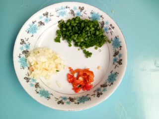 3、清炒红薯茎,蒜、辣椒切末，葱切成葱花。