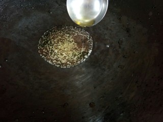 4、清炒红薯茎,热锅下油。