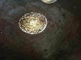 5、清炒红薯茎,油热至冒小泡泡