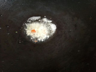 6、清炒红薯茎,下入蒜，辣椒爆香