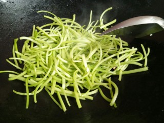 7、清炒红薯茎,大火放入红薯茎翻炒