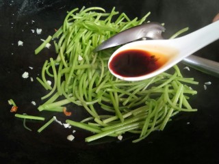 9、清炒红薯茎,加入酱油