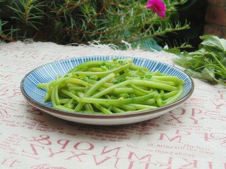 11、清炒红薯茎,最后撒入葱花出锅。