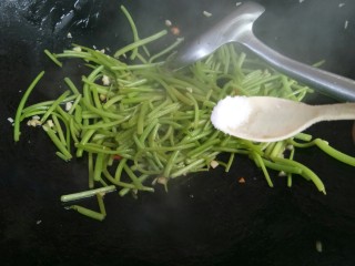 10、清炒红薯茎,加盐快速翻炒