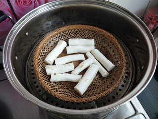 1、养胃山药饼,铁棍山药一根,削皮。切小段,上锅蒸熟。最好放在容器内,不要直接放在篦子上蒸,不然会有很多水。