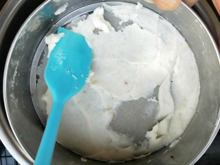 3、养胃山药饼,用筛网过滤山药泥,不太好过筛,用硅胶刮刀用力反复碾压。(不过滤也是可以的。那就尽量压的细一些。)