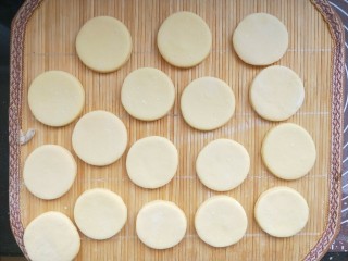 12、养胃山药饼,把饼摆放在一个饺子帘上。