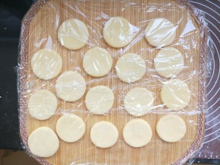 13、养胃山药饼,盖上保鲜膜。自然发酵30~40分钟。(根据室温高低调整时间)