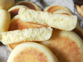 19、养胃山药饼,掰开一个,组织松软。口感好。