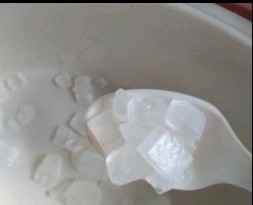 5、甜醋冰糖鸡蛋,洗干净炖盅，放入3勺冰糖