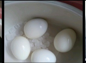 6、甜醋冰糖鸡蛋,放入剥好的鸡蛋