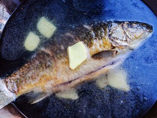 6、鲫鱼萝卜奶白汤,锅里倒进清水，放进几片生姜。